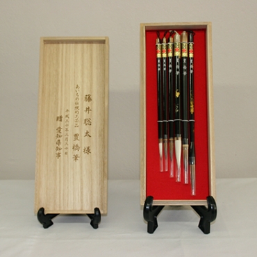 藤井聡太六段に贈られる記念品の「豊橋筆」セット