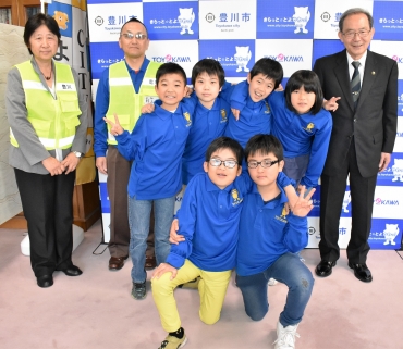 山脇市長㊨に大会結果を報告した豊川小の児童ら=豊川市役所で