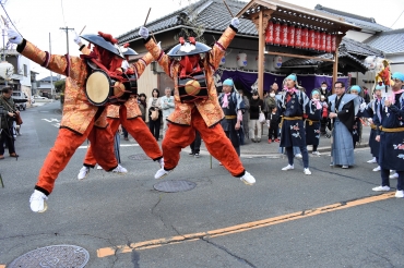 ヤンヨー神㊨の歌に乗って披露された笹踊り=豊川市牛久保町で