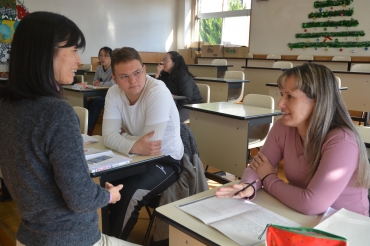 約1カ月間日本語研修を受ける定住外国人ら=豊橋市中岩田2のNPO法人ABT豊橋ブラジル協会で