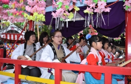 広幡神社祭礼で三味線奏でる最高齢の石川さん