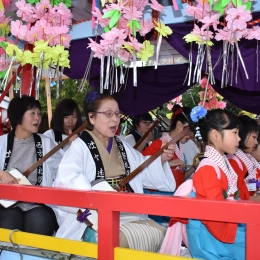 広幡神社祭礼で三味線奏でる最高齢の石川さん