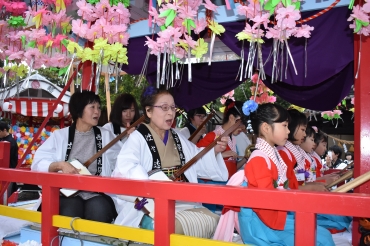宵祭りで、教え子たちと一緒に三味線を奏でる石川さん㊥=広幡神社で