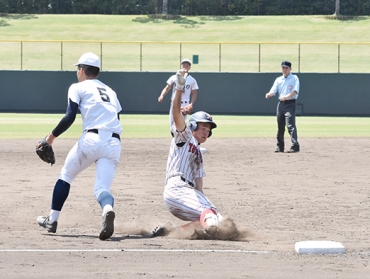 8回に適時三塁打を放ち、三塁ベースへ滑り込む豊川・竹内=岡崎市民球場で