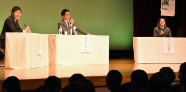 座談会に臨む(左から)堀畑さん、松田さん、今井さん=豊川高校で