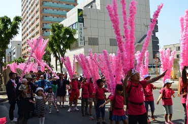 「吉田花祭り音頭」の踊りを披露する子どもや住民ら=豊橋市の広小路通りで