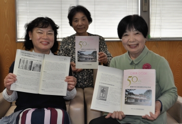 50年記念誌に携わった(左から)住田真理子さん、渡辺則子さん、牧野規予さん=東愛知新聞社で