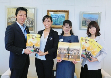 山西教育長に寄贈図書を手渡す鈴木会長、布藤委員長、鈴木トレジャラー(左から)=豊橋市役所で