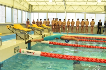 部員らが見守る中、泳ぎ初めに臨む小西さん=豊川高校50㍍プールで