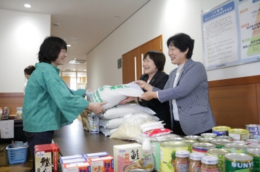 食品を回収するJAひまわり女性部員ら(同JA提供)