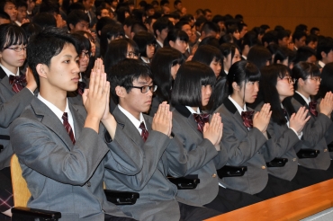 式典で合掌する生徒たち=豊川高校鳳翔閣で