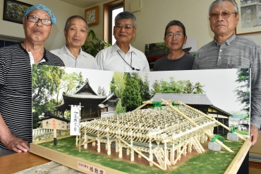小屋掛けの模型を作製した森山さん㊧と会の仲間たち=豊川市赤坂町で