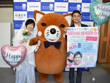 いなりんとの模擬披露宴で結婚支援事業をPRする市職員㊧と松尾代表