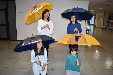 黄色と紺色の2種類で、シンプルなデザインのいなりん傘