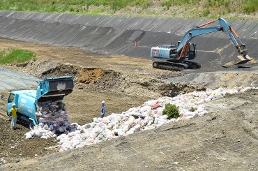 廃棄物最終処分場に運び込まれた「もやすごみ」=豊橋市高塚町で