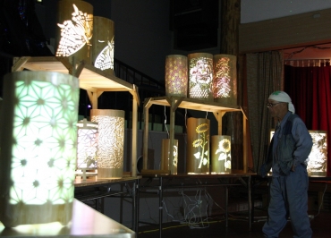 幻想的な空間をつくりだしている「ふる里のあかり展」=東栄町の花祭会館で