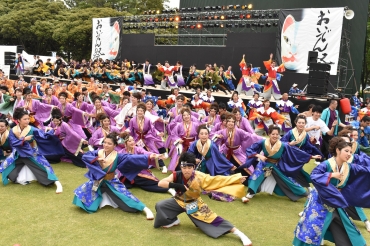 開幕を告げる総踊りで「南中ソーラン」を踊る参加者たち=豊川市野球場で