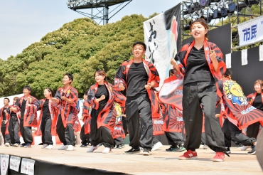 元気いっぱいに踊るJAひまわり青年部=豊川市野球場で