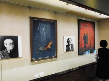 シンボル展示コーナーにはそれぞれの代表的な作品「終曲」(星野)と「霊地残照」(高畑)が=豊橋市美術博物館で