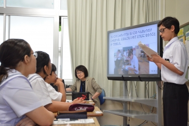 日本語で将来の夢などを発表するブラジル国籍の生徒=豊橋市立豊岡中学校で