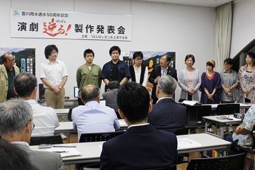 抱負を披露する演出家の城田さん(左端)と出演者たち=豊橋のPLATで