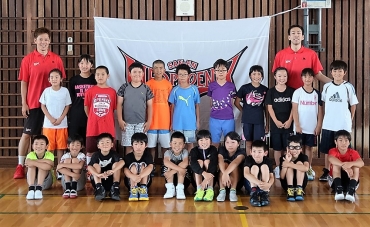 「プロスポーツ選手になろう」に参加した子どもたちと岡田、鹿野両選手(提供)