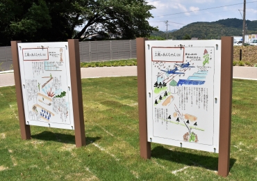 遊具広場にある絵日記「工廠のあんちゃん」のパネル展示=豊川海軍工廠平和公園で