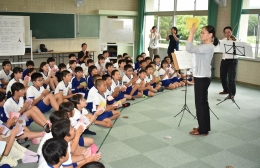 豊川の小学生らクラシック楽器に親しむ