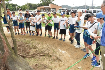 防空壕跡を見学する小坂井西小の児童ら=豊川海軍工廠平和公園で