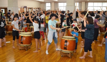 11月の和太鼓フェスティバルに向けて始まった練習=東陽中学校で