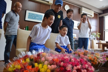 生産者とバラの花束を受け取った児童、生徒ら=県立豊橋特別支援学校で