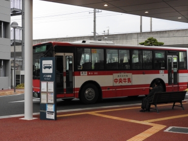 利用者数の多い豊川市民病院のバス停=豊川市八幡町で