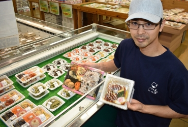 地元食材を使った弁当や総菜をPRする白谷代表=グリーンセンター豊川店で