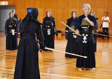 畠山さん㊨から指導を受ける女子部のメンバー=豊川市武道館で