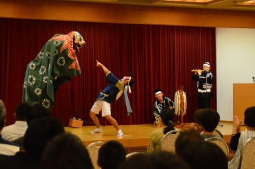 獅子舞も披露された志多らの演奏=ホテルシーパレスリゾートで