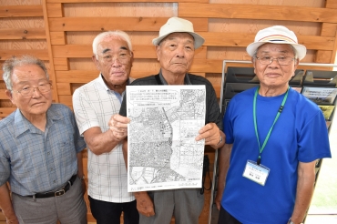市田地区被爆地図を作った(左から)寺部さん、早川さん、牧野さん、野本さん=豊川海軍工廠平和公園で