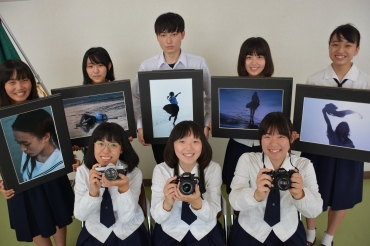 写真甲子園への出場を決めた写真部3年生、前列の3人が代表生徒=豊橋南高校で