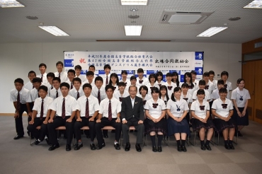 山脇市長に全国大会での活躍を誓った高校生たち=豊川市役所で
