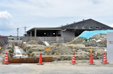 建設中の東三河地域青果物パッキングセンター。左後方は国道23号=豊川市御津町で