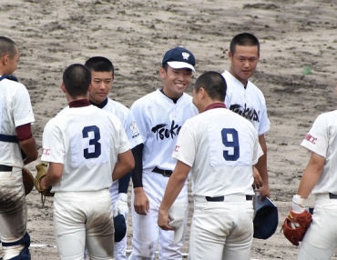 試合後、相手選手と握手で健闘をたたえる新城東作手の山本㊨と竹生㊥=豊田球場で