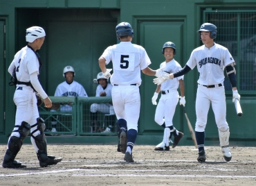 2回、ソロ本塁打を打った掘尾を迎える桜丘の濱田㊨=豊橋市民球場で