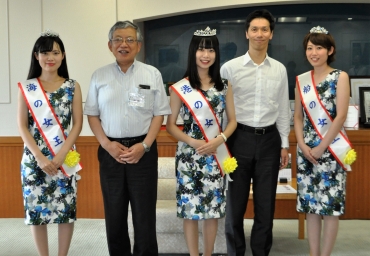 豊橋市役所を訪れて記念撮影する(左から)羽田さん、佐原市長、小林さん、有野充朗副市長、板野さん