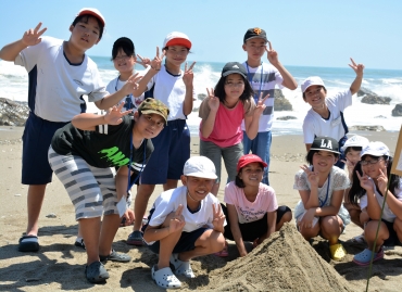 砂浜で遊ぶ田原市と阿南町の児童ら=和地海岸で