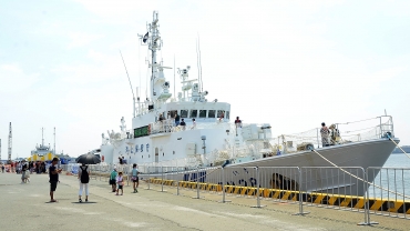 一般公開された巡視船「いすず」=三河港神野地区で