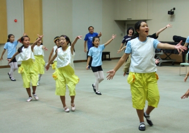 歌と踊りの稽古に励む子どもたち=蒲郡市生きがいセンターで