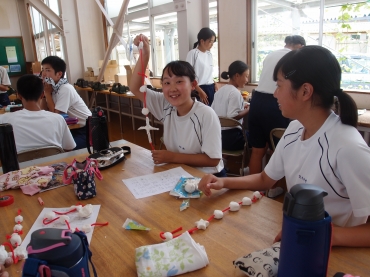「つるし飾り」をつくる生徒ら=福江中学校で