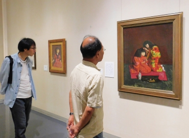 「二人麗子図(童女飾髪図)」など「麗子像」10作が並ぶ会場=豊橋市美術博物館で