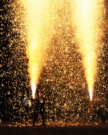 噴き上がる火柱と降り注ぐ火の粉。伝統の手筒花火が奉納された=吉田神社で