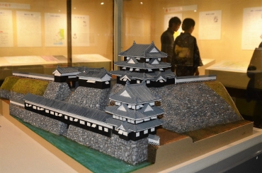 会場に展示されている吉田城のジオラマ=豊橋市美術博物館で