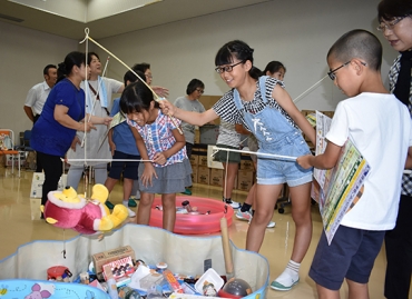 ゲームでごみ分別の大切さを学ぶ子どもたち=豊川市清掃工場で